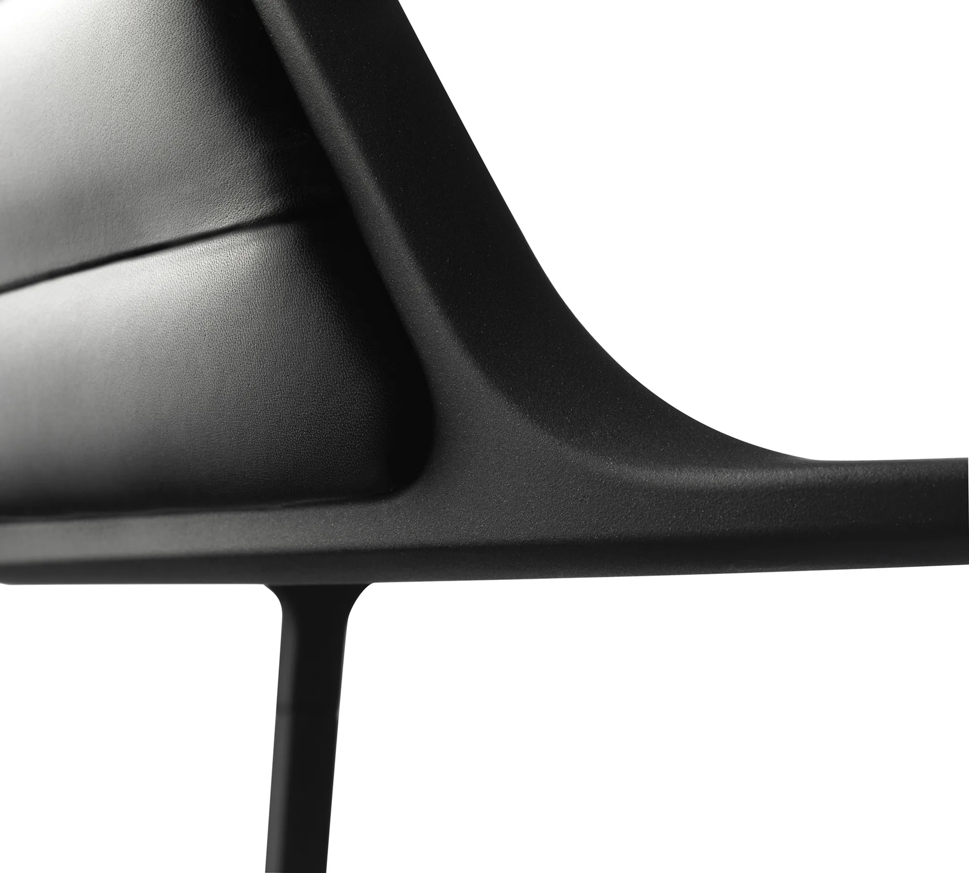 Vipp451 stol, Black aluminium-black leather Vipp