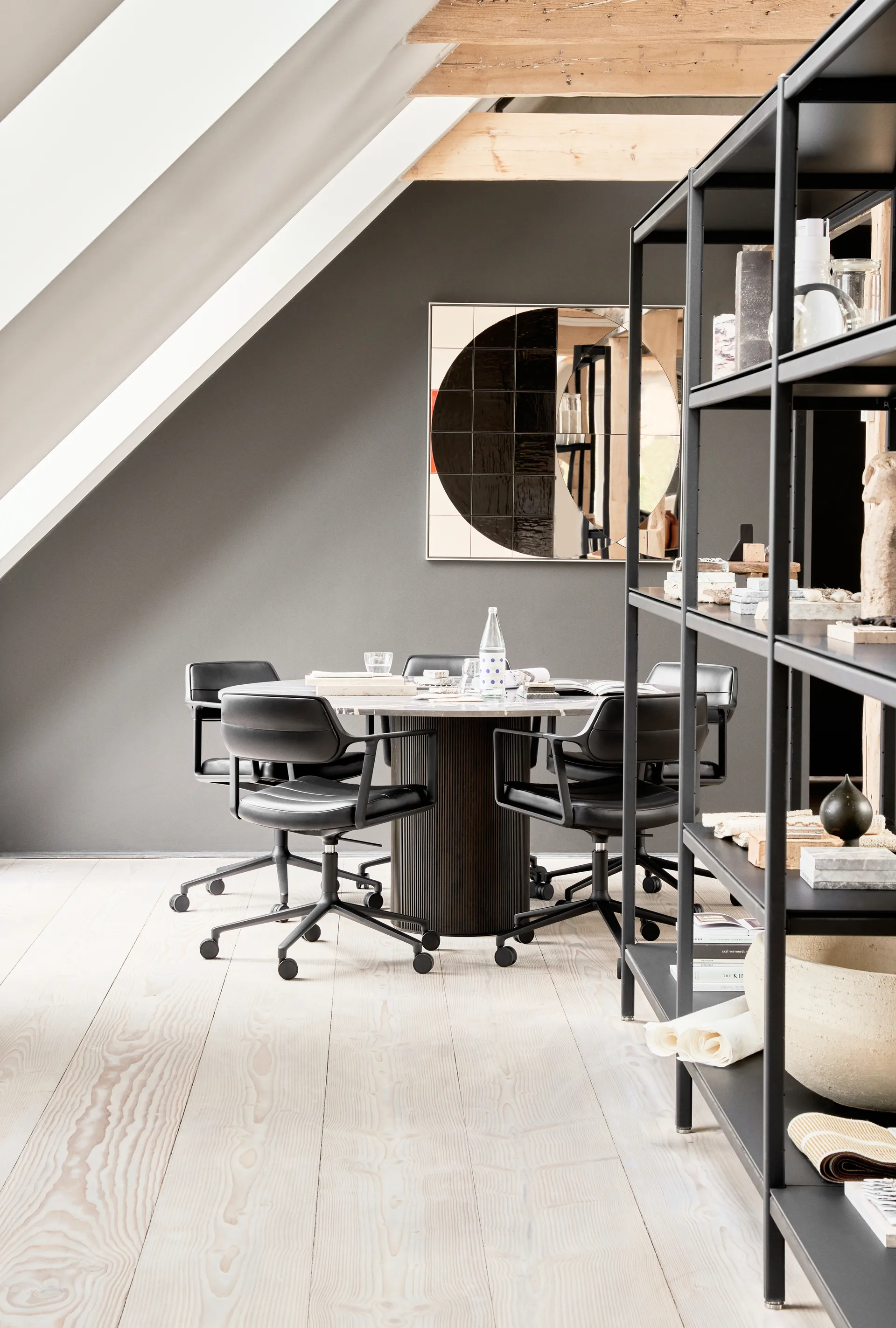 Vipp453+ Swivel kontorsstol med hjul, Black aluminium-black leather Vipp