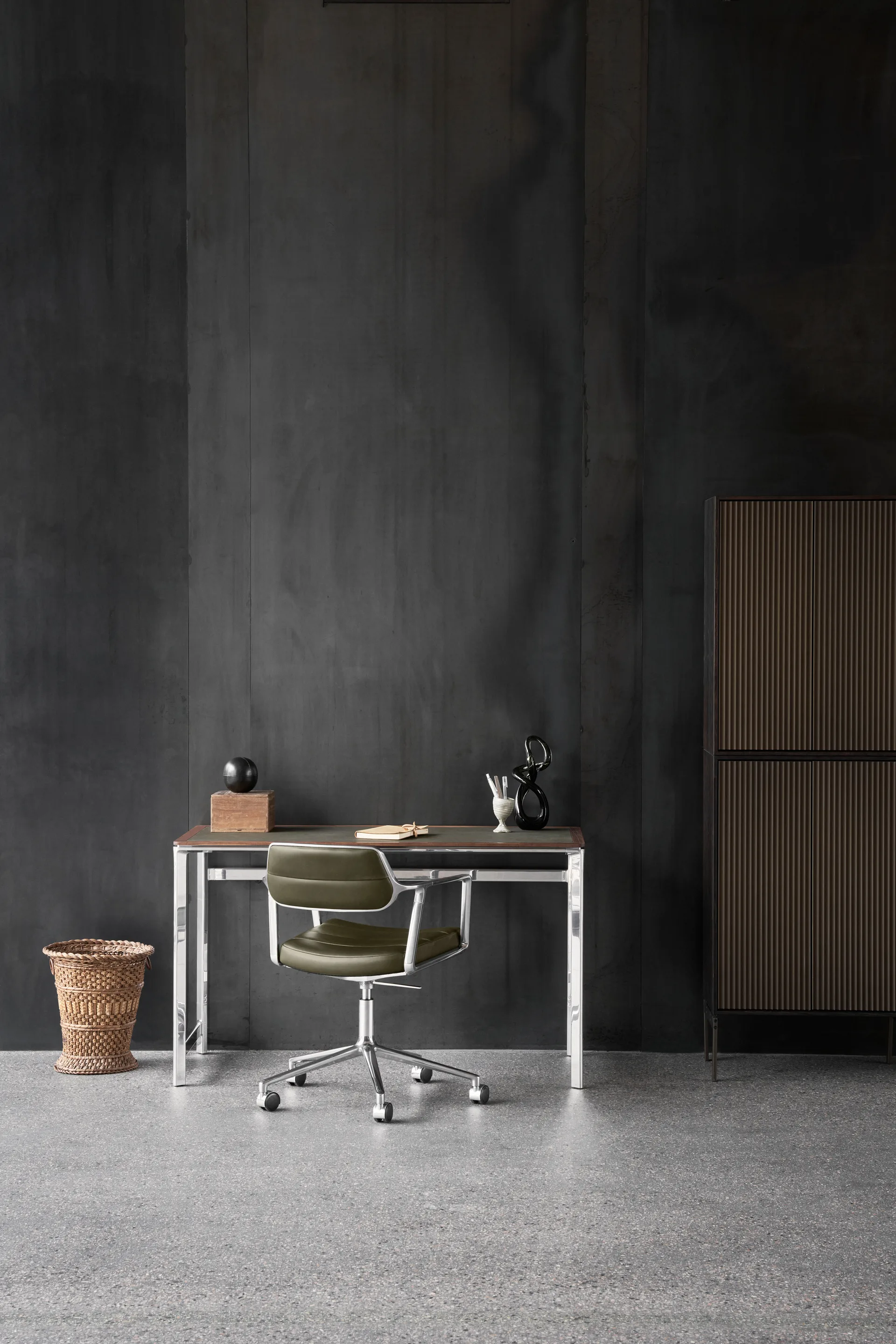 Vipp453+ Swivel kontorsstol med hjul, Pol. aluminium-bosco green Vipp