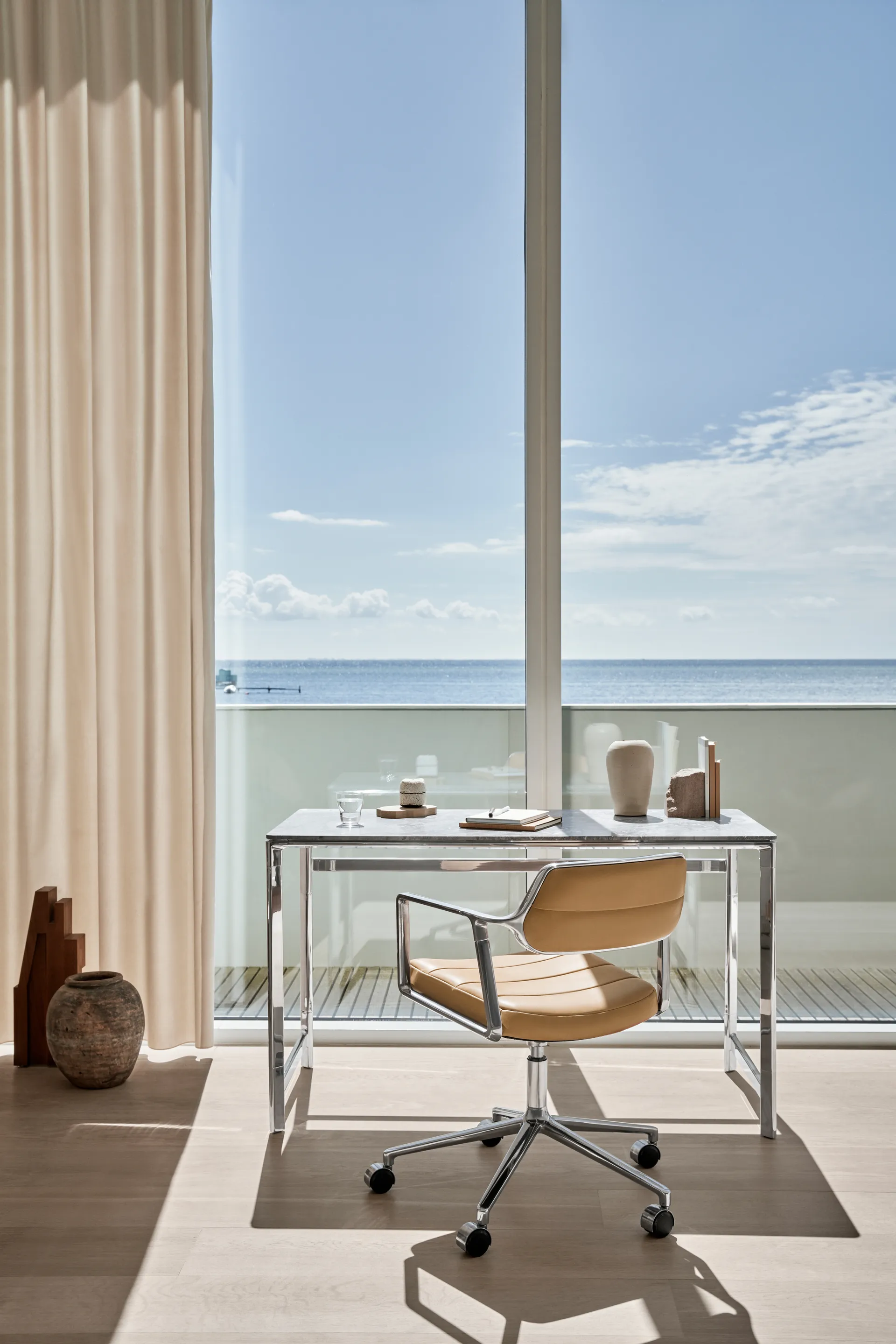 Vipp453+ Swivel kontorsstol med hjul, Pol. aluminium-camel leather Vipp