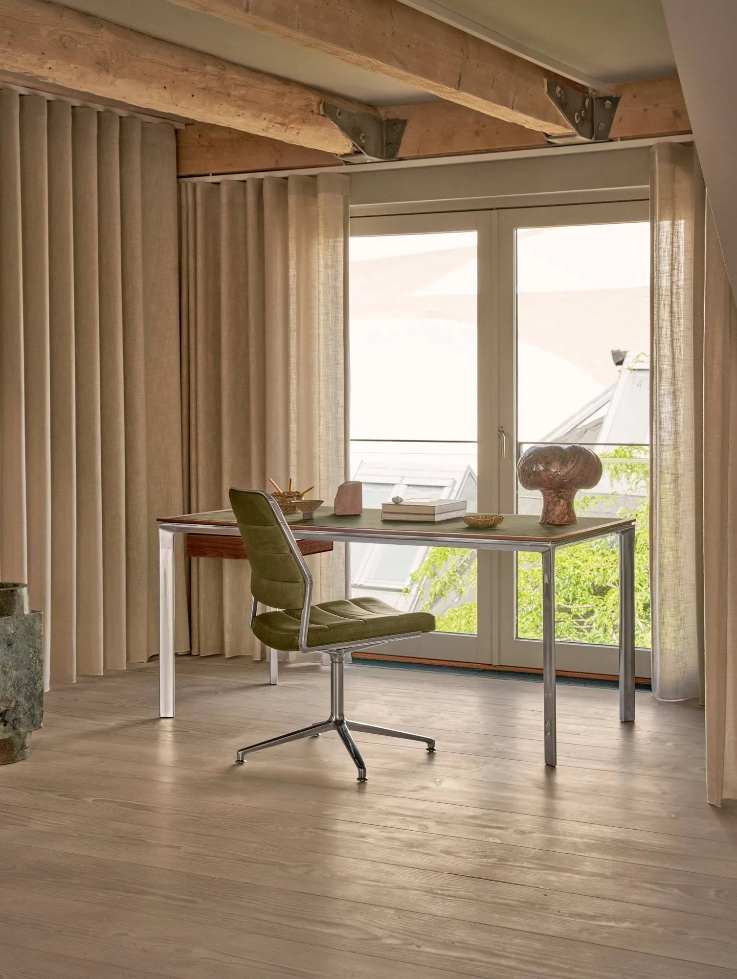 Vipp454 Swivel chair kontorsstol, Black leather-polished aluminium Vipp
