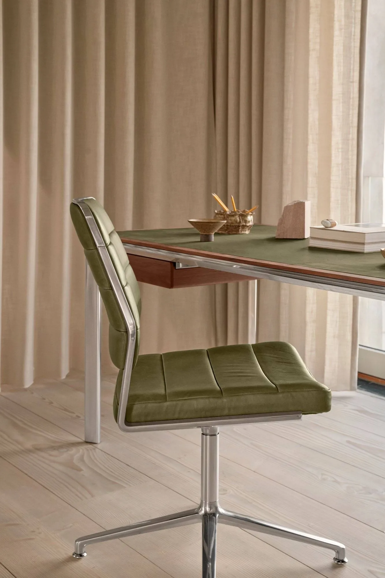 Vipp454 Swivel chair kontorsstol, Bosco leather green-polished aluminium Vipp