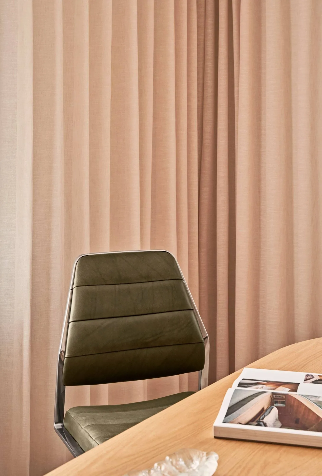 Vipp454 Swivel chair kontorsstol, Bosco leather green-polished aluminium Vipp