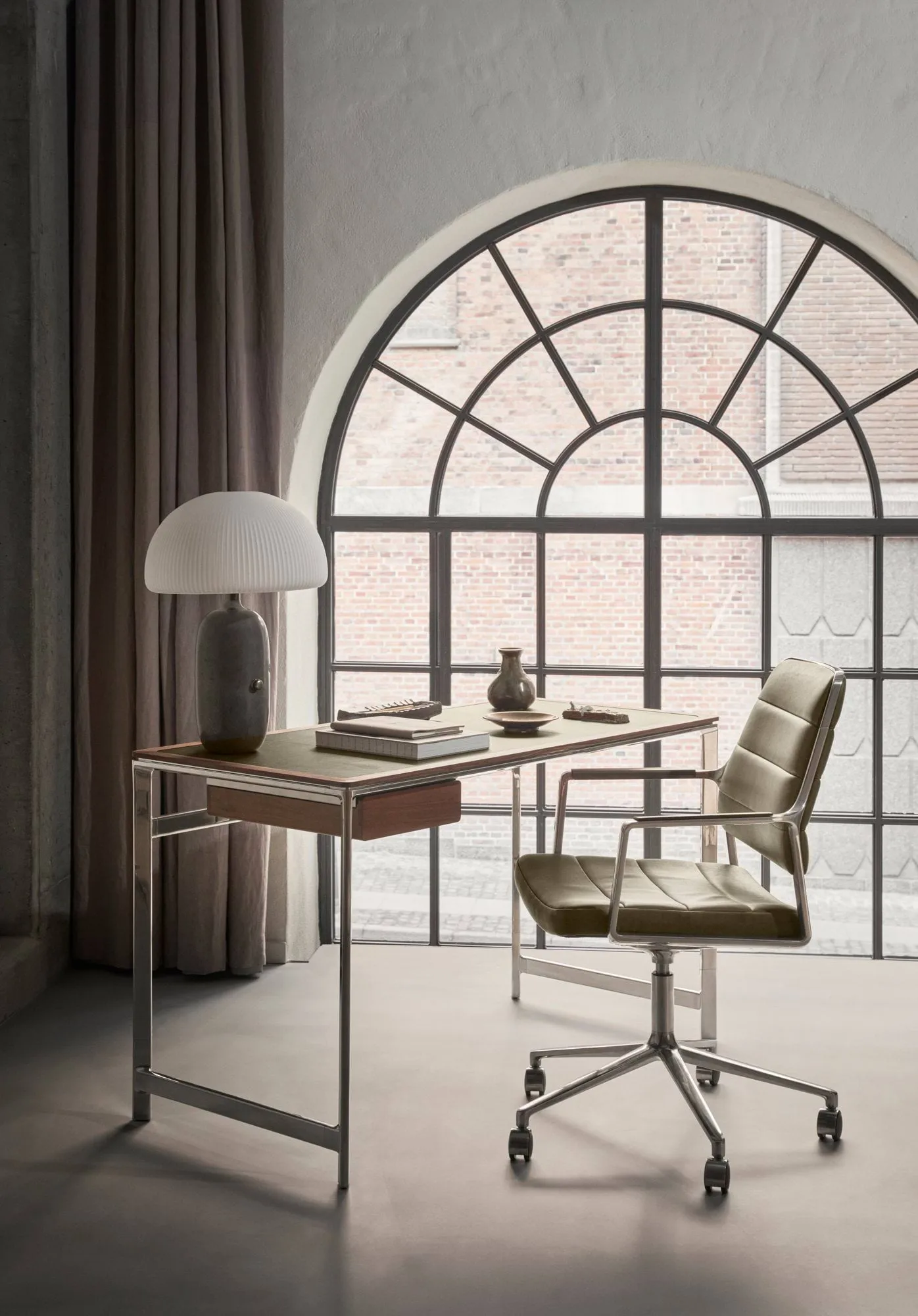 Vipp455+ Swivel chair kontorsstol med hjul, Bosco leather green-polished aluminium Vipp