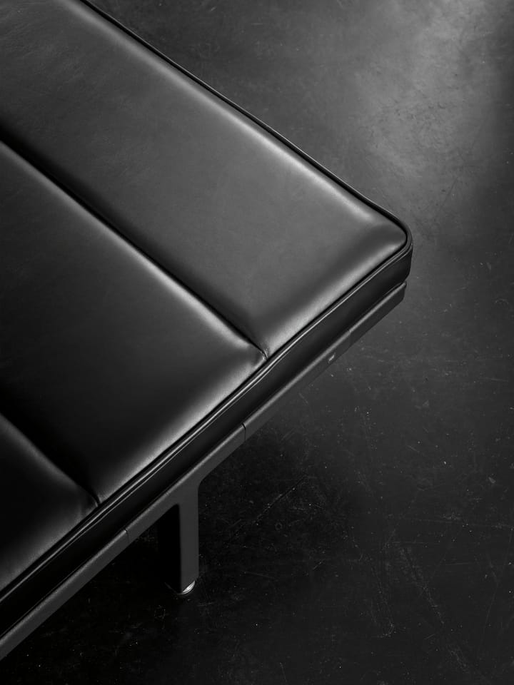 Vipp461 dagbädd 200x85x31,5 cm, Black aluminium-black leather Vipp