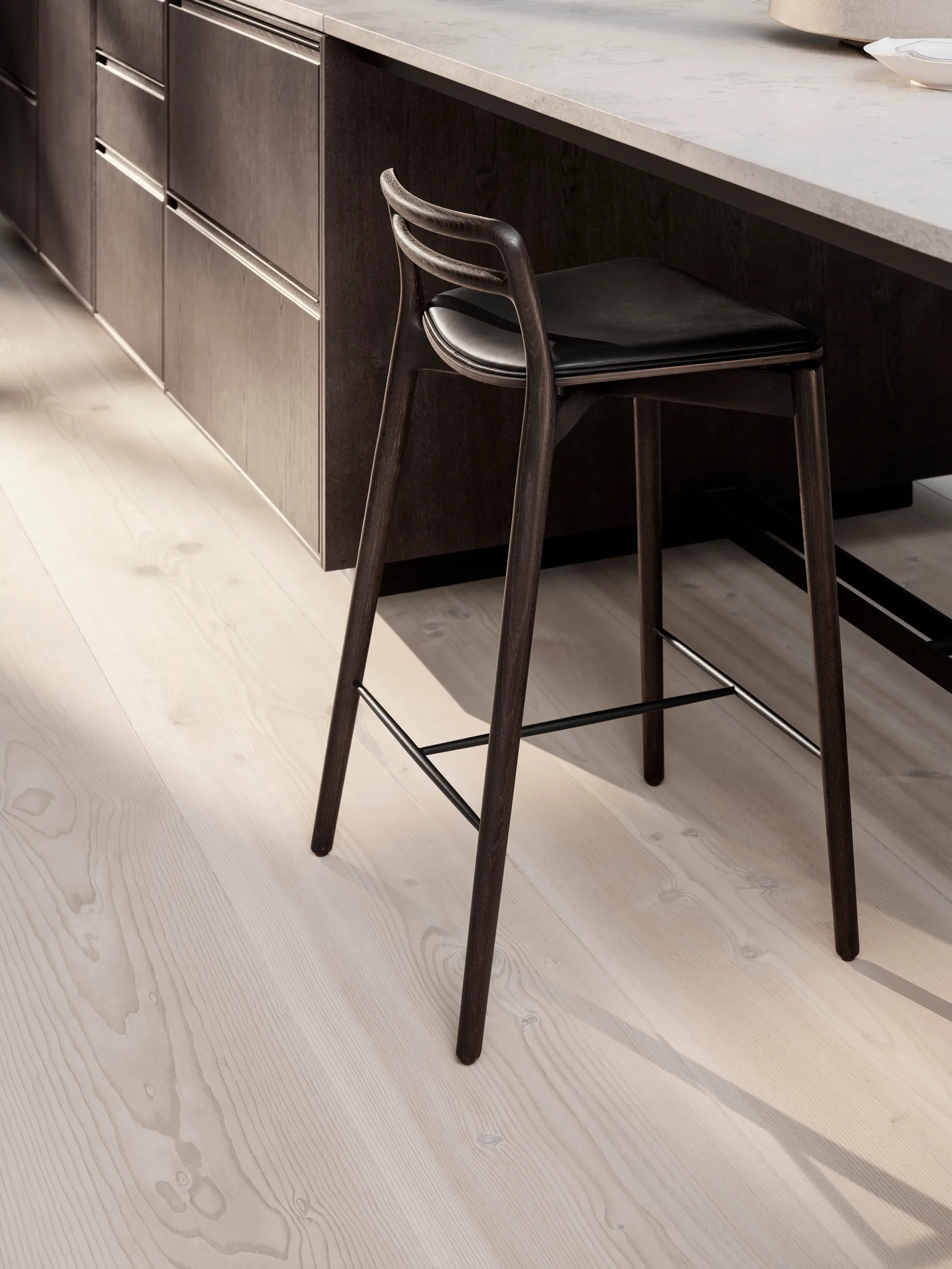 Vipp485 Cabin barstol 90 cm, Dark oak-black leather Vipp