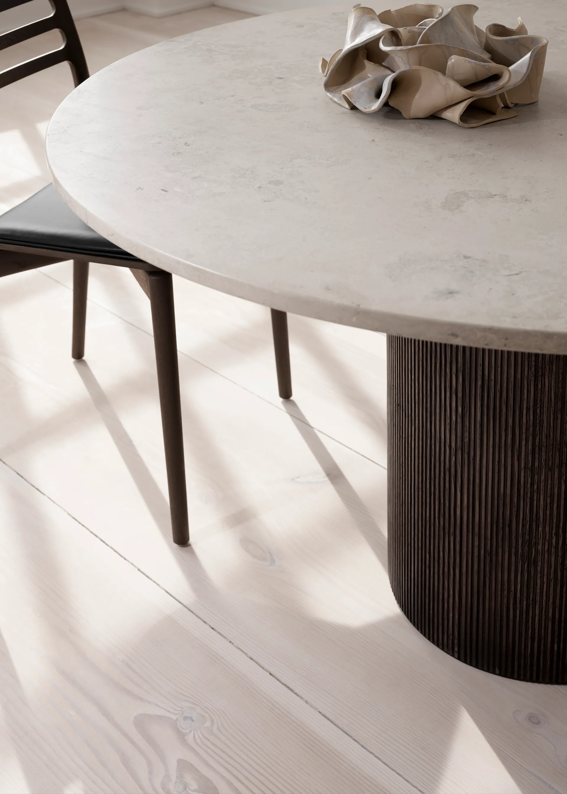 Vipp494 Cabin matbord Ø130 cm, Light Jura marble-dark oak Vipp