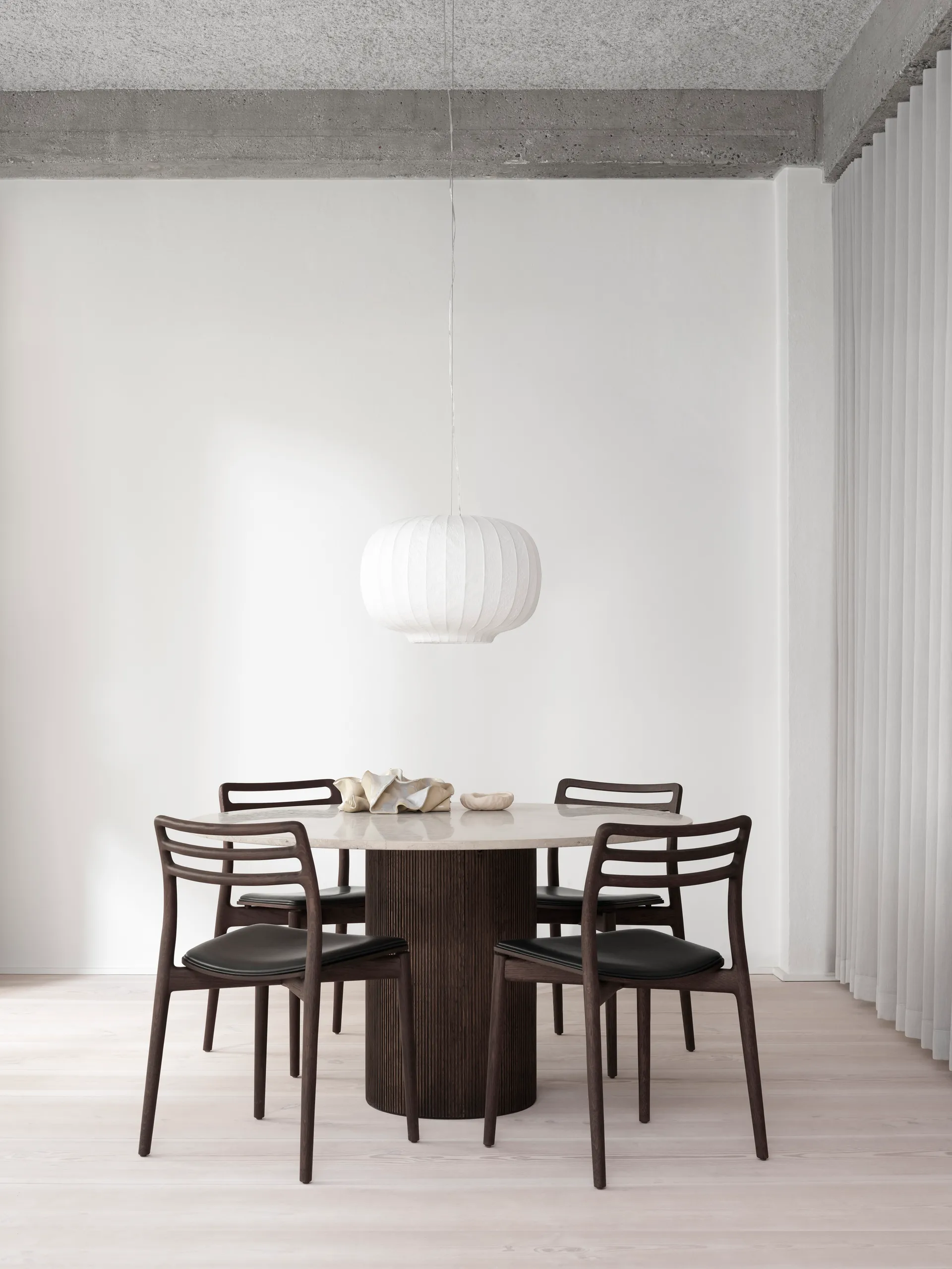 Vipp494 Cabin matbord Ø130 cm, Light Jura marble-dark oak Vipp