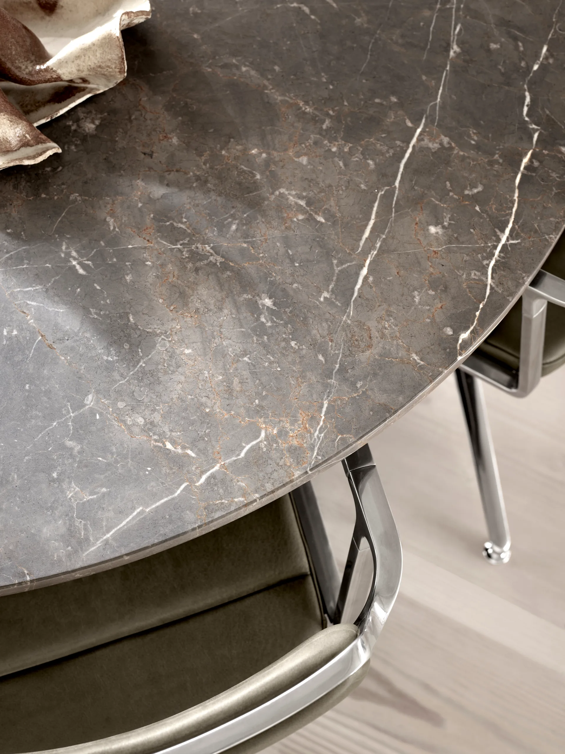 Vipp495 Cabin matbord Ø150 cm, Grey marble-light oak Vipp