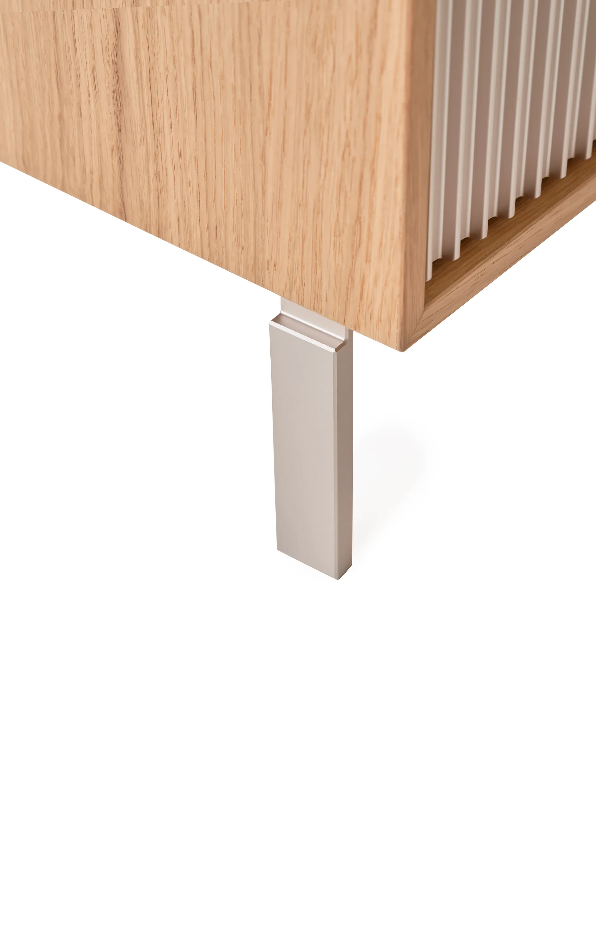 Vipp672 sängbord, Ljus ek-ljus aluminium, 31,5x60x38 cm Vipp