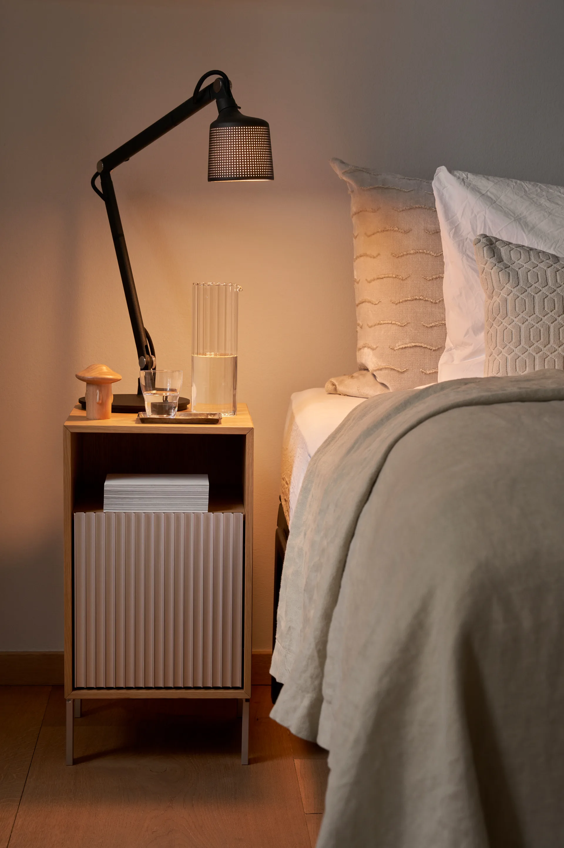 Vipp672 sängbord, Ljus ek-ljus aluminium, 31,5x60x38 cm Vipp