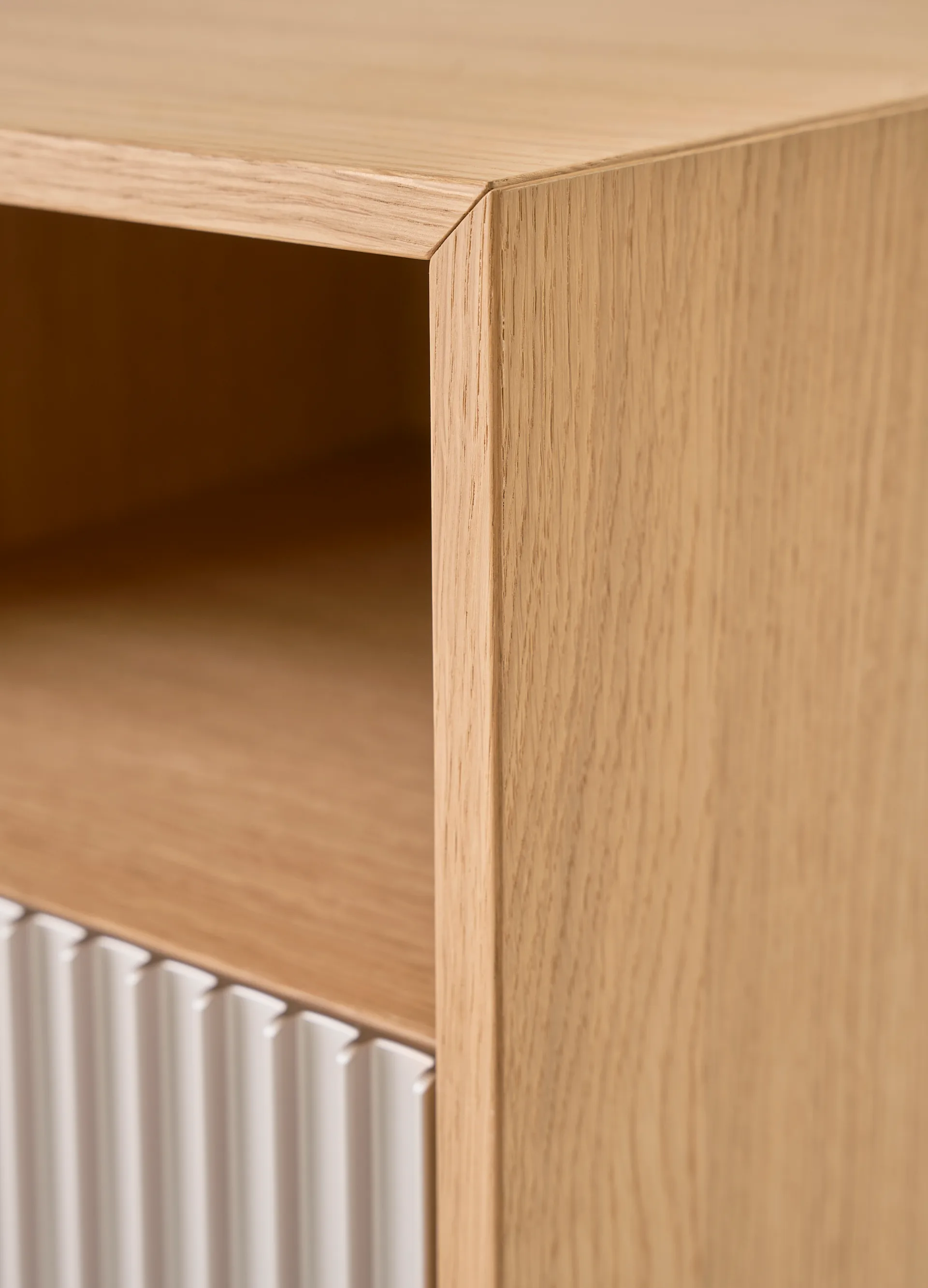 Vipp672 sängbord, Ljus ek-ljus aluminium, vägg, 31,5x48x38 cm Vipp