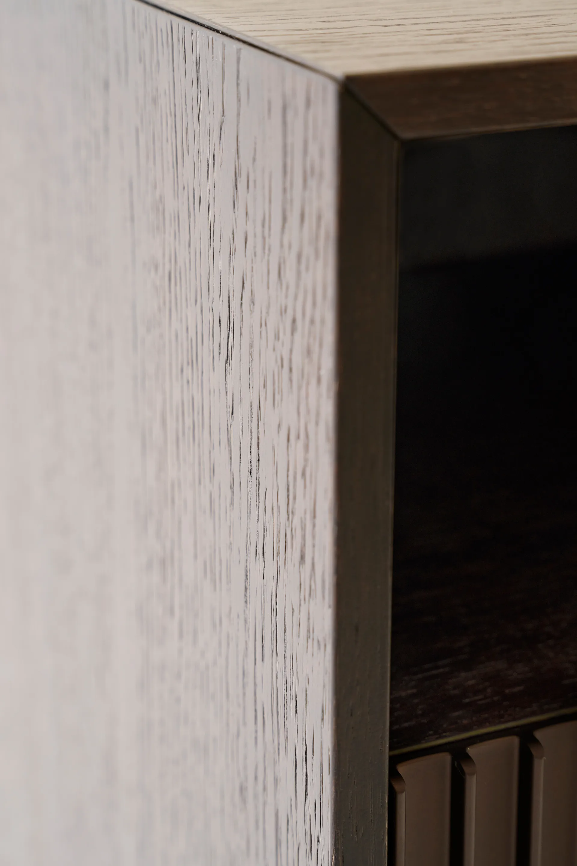 Vipp672 sängbord, Mörk ek-ljus aluminium, vägg, 31,5x48x38 cm Vipp