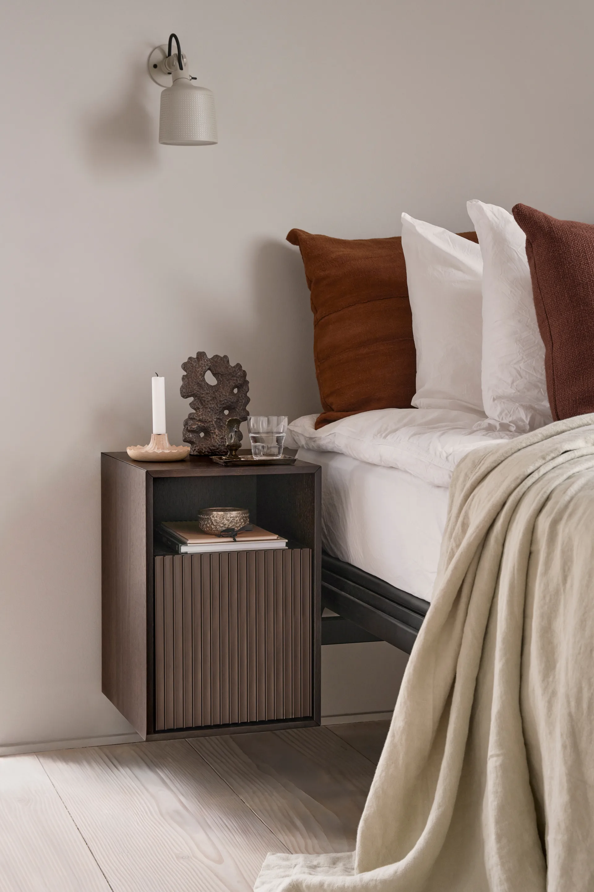 Vipp672 sängbord, Mörk ek-ljus aluminium, vägg, 31,5x48x38 cm Vipp