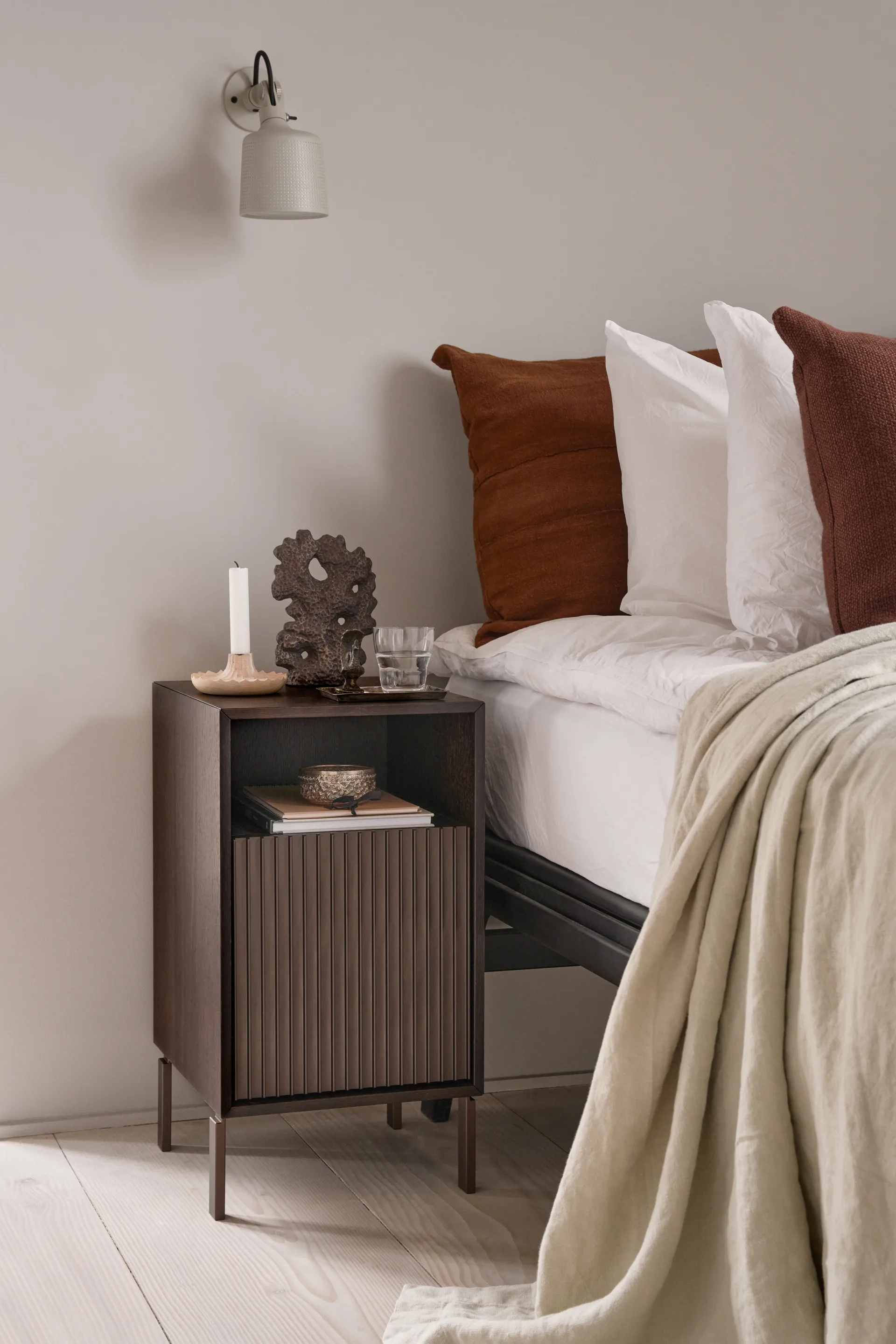 Vipp672 sängbord, Mörk ek-mörk aluminium, 31,5x60x38 cm Vipp