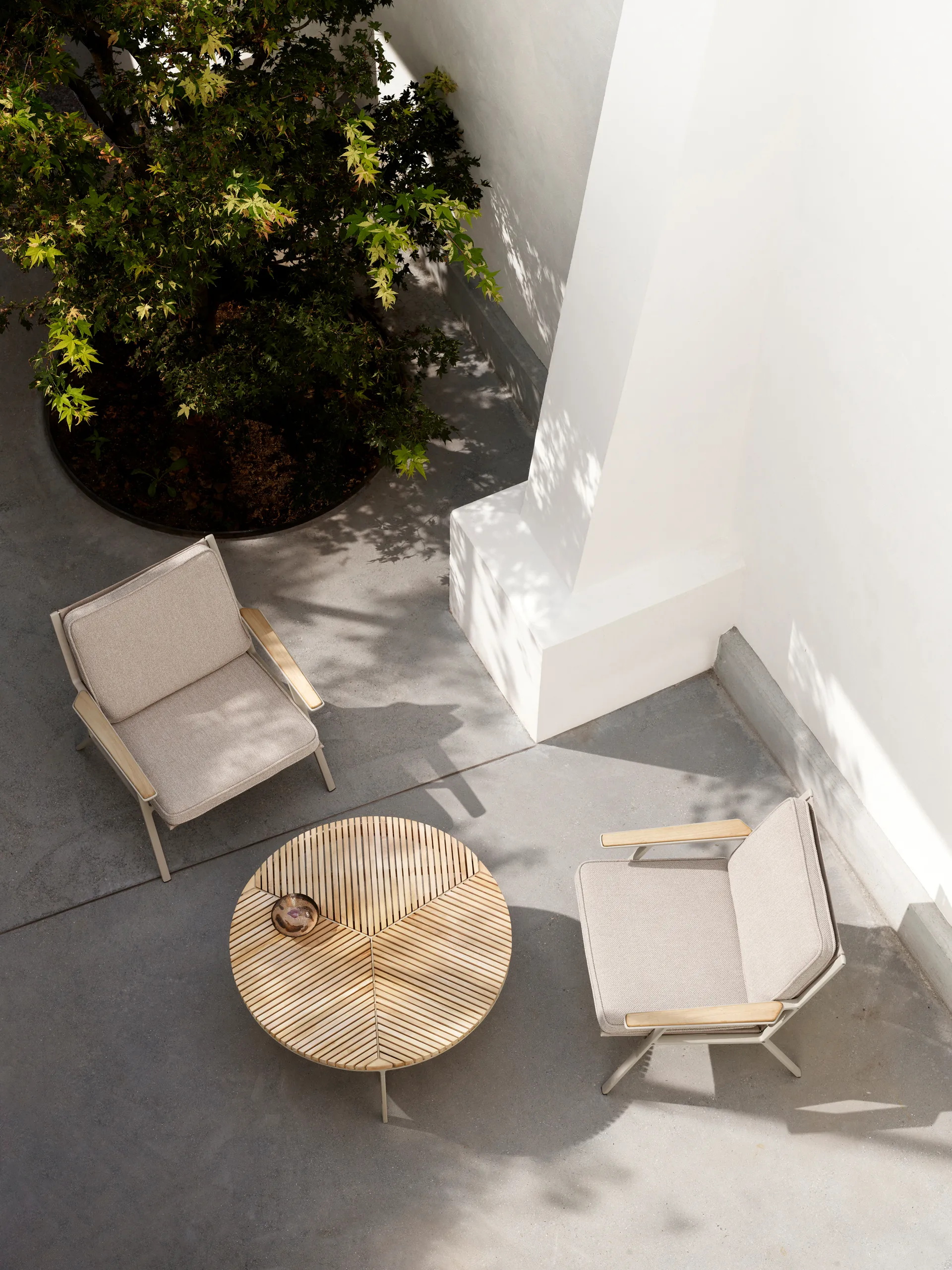 Vipp713 Open-Air lounge fåtölj, Teak-grå aluminiumben Vipp