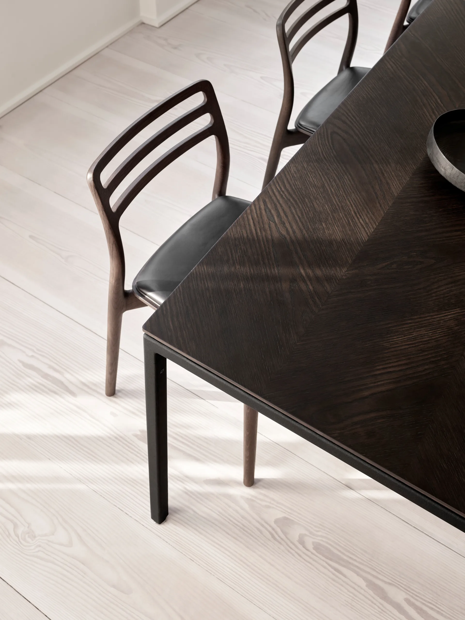 Vipp972 matbord 240x95x72,5 cm, Dark oak veneer Vipp