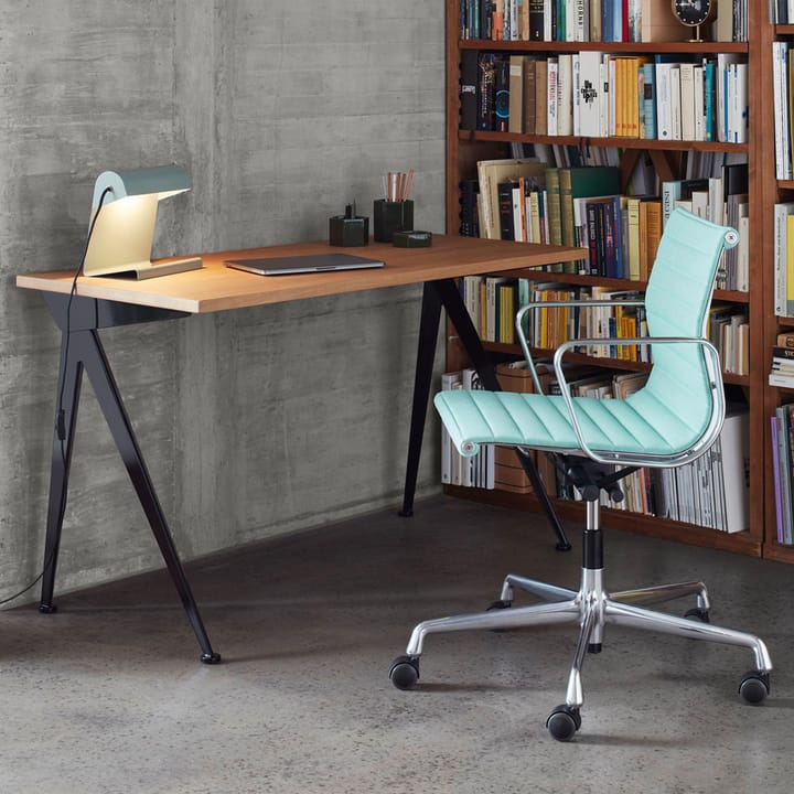 Compas Direction skrivbord, Oiled oak-Deep black Vitra