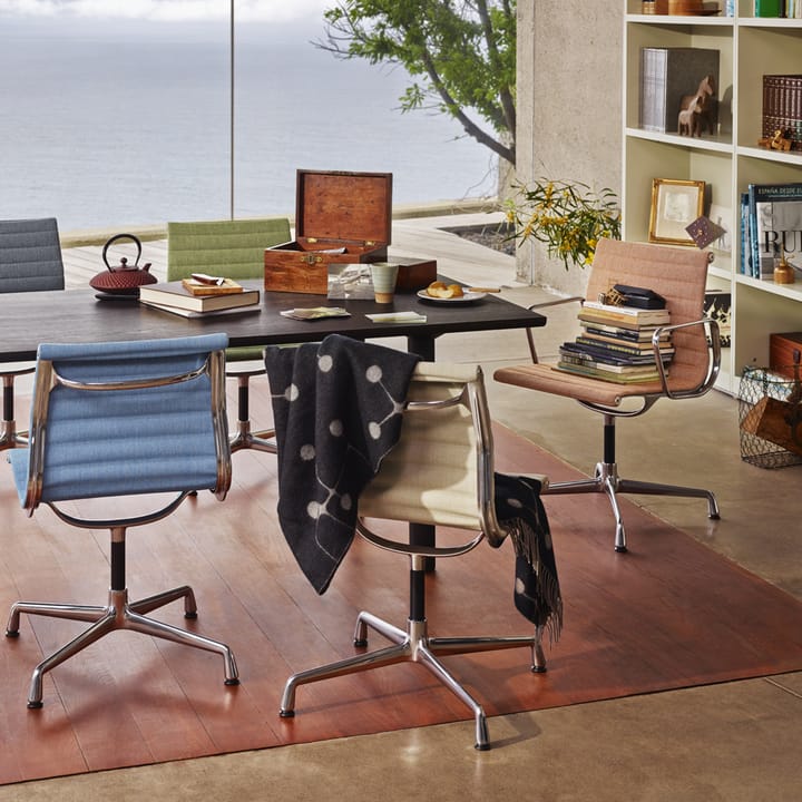 EA 101 stol polerad aluminium, Hopsak 66 nero Vitra
