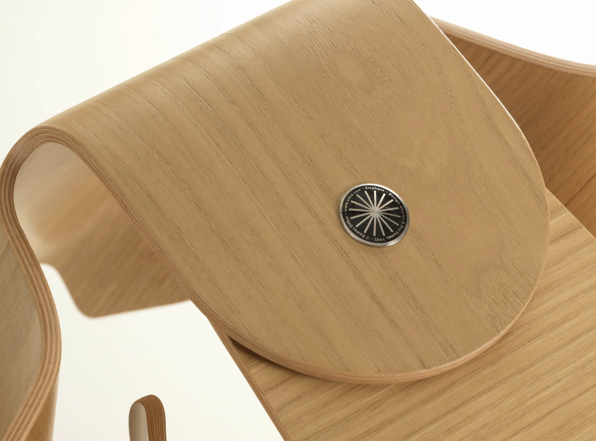 Eames elephant pall/dekoration, Natural laquered chestnut Vitra