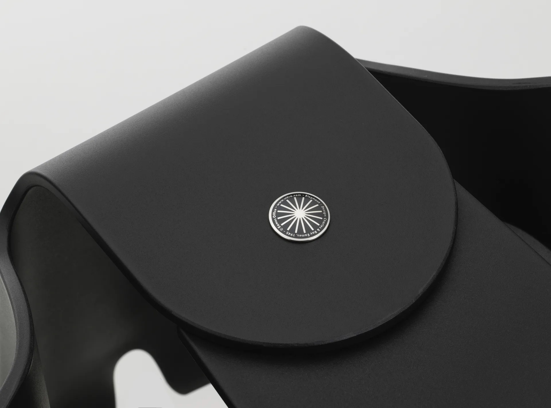 Eames elephant recycled small dekoration, Deep black Vitra