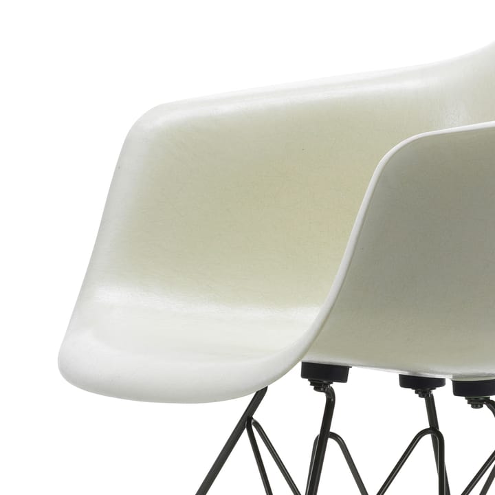Eames fiberglass armchair DAR karmstol, Parchment-Basic dark Vitra
