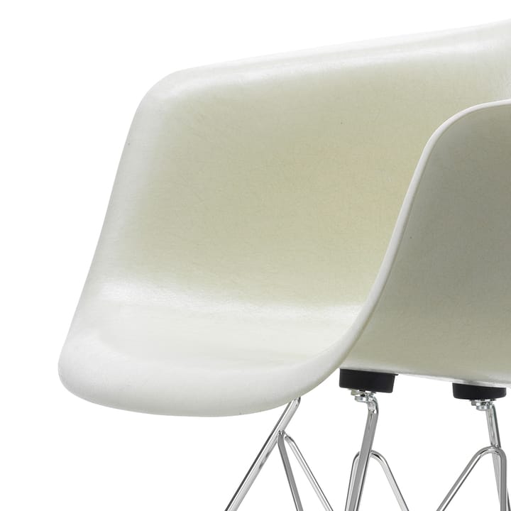 Eames fiberglass armchair DAR karmstol, Parchment-Chrome Vitra
