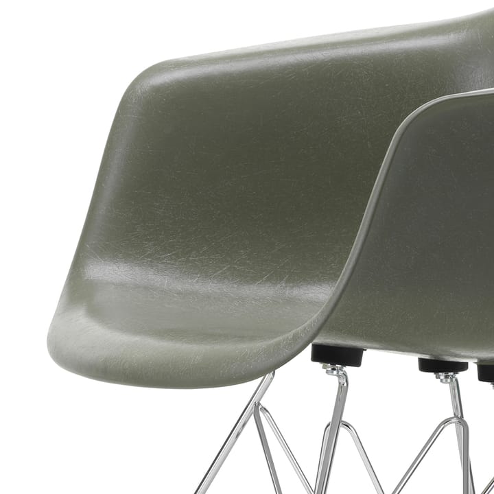 Eames fiberglass armchair DAR karmstol, Raw umber-Chrome Vitra