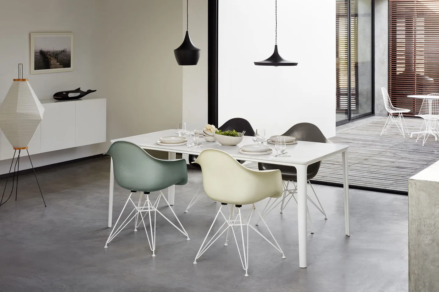 Eames fiberglass armchair DAR karmstol, Raw umber-White Vitra