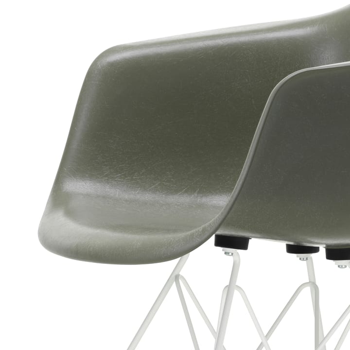 Eames fiberglass armchair DAR karmstol, Raw umber-White Vitra