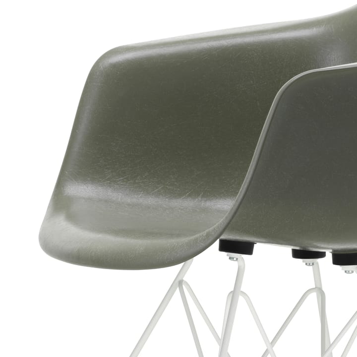 Eames fiberglass armchair DAR karmstol - Raw umber-White - Vitra