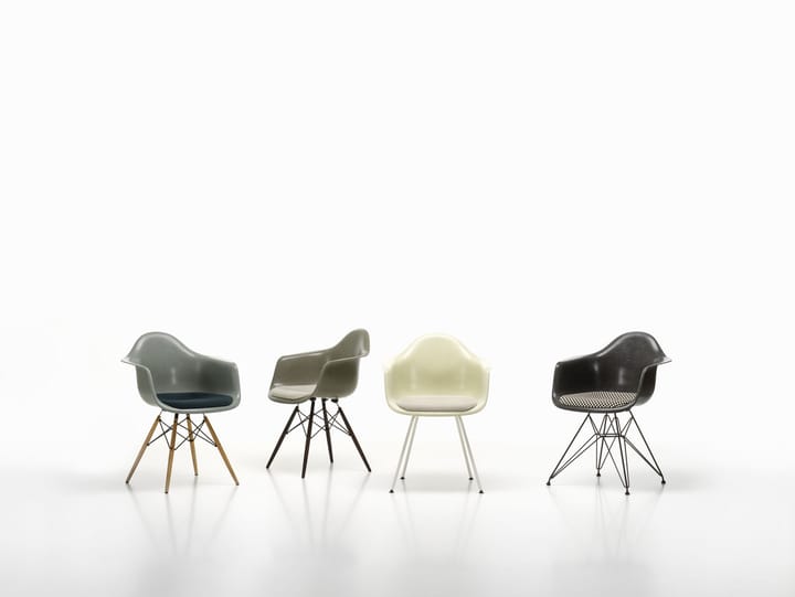 Eames fiberglass armchair DAR stol klädd sits, Checkered-Elephant grey-Svart Vitra