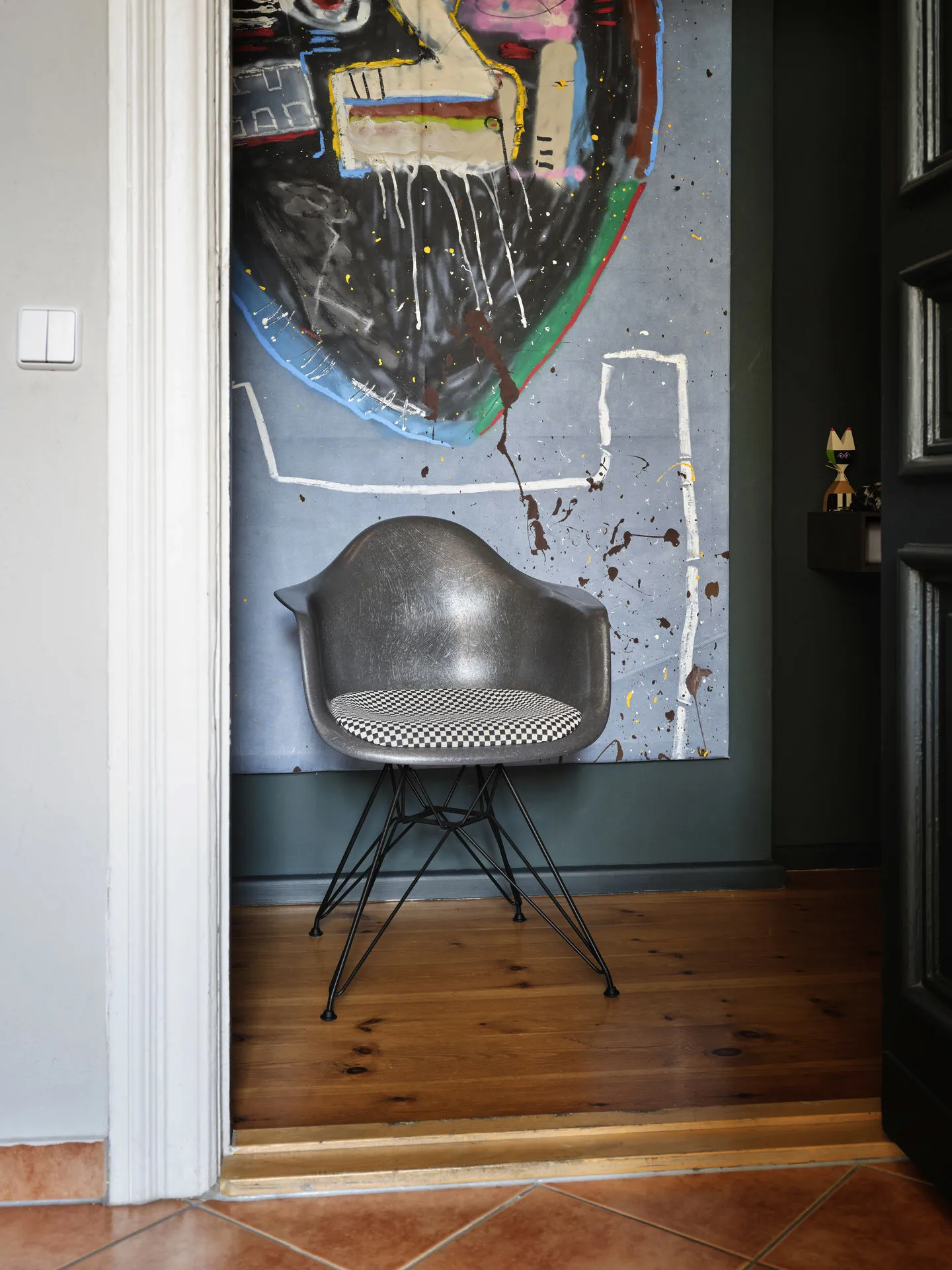 Eames fiberglass armchair DAR stol klädd sits, Checkered-Elephant grey-Svart Vitra