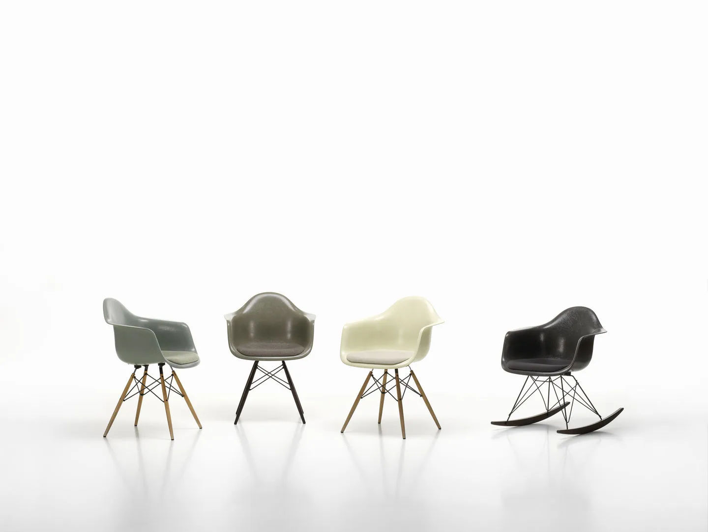 Eames Fiberglass Armchair DAW karmstol, parchment, askben Vitra