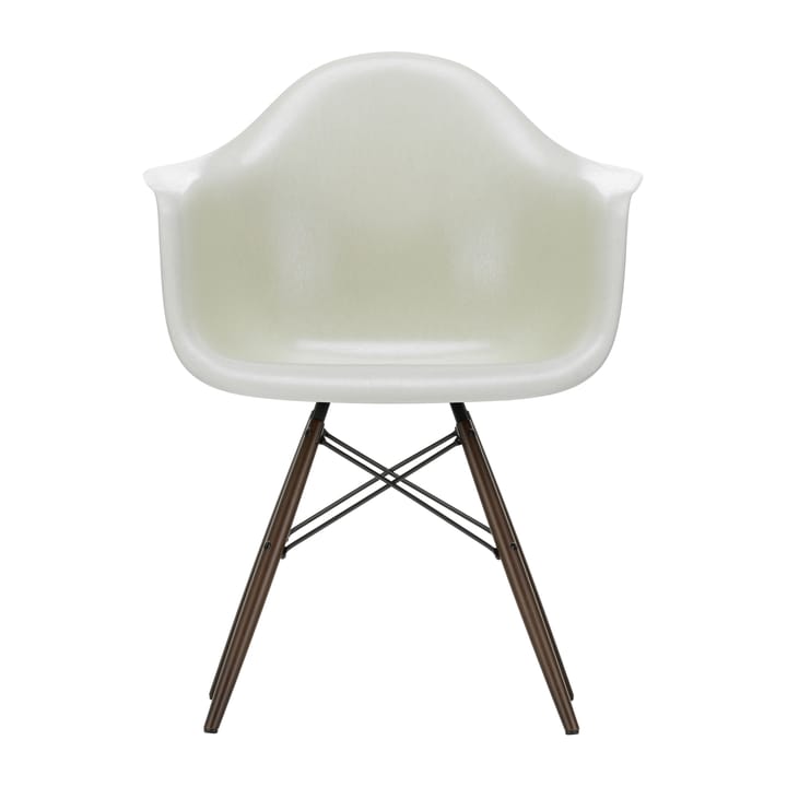 Eames Fiberglass Armchair DAW karmstol - parchment, brunbetsade lönnben - Vitra