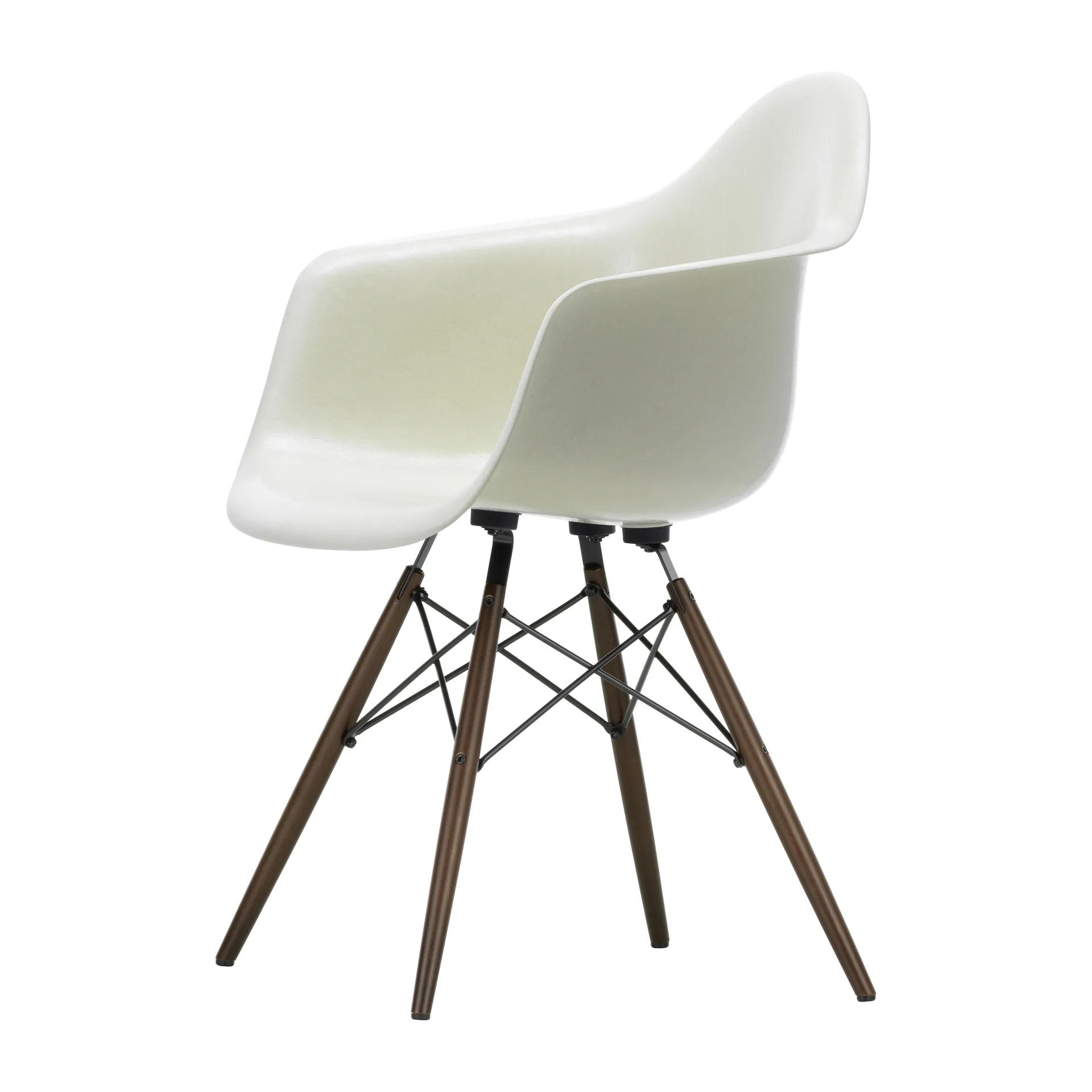 Eames Fiberglass Armchair DAW karmstol, parchment, brunbetsade lönnben Vitra