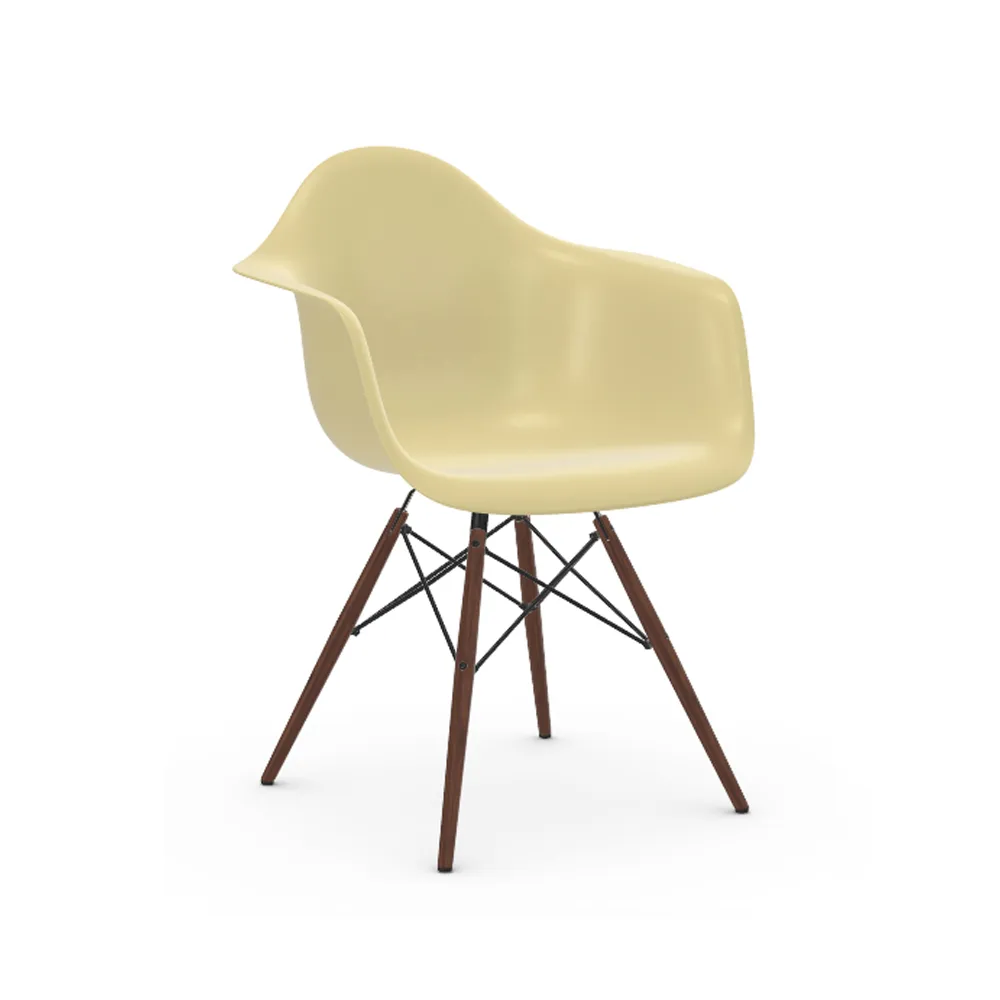 Eames Fiberglass Armchair DAW karmstol, parchment, brunbetsade lönnben Vitra