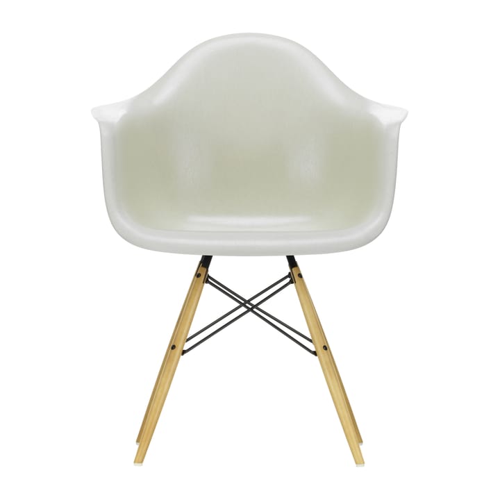 Eames Fiberglass Armchair DAW karmstol, parchment, lönnben Vitra