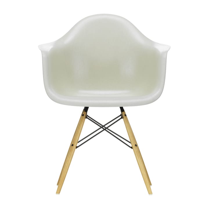 Eames Fiberglass Armchair DAW karmstol - parchment, lönnben - Vitra