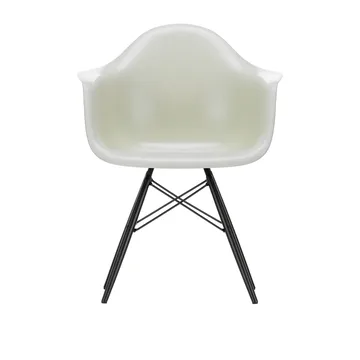Eames Fiberglass Armchair DAW karmstol - Parchment-svartbetsade lönnben - Vitra