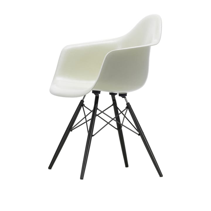 Eames Fiberglass Armchair DAW karmstol, Parchment-svartbetsade lönnben Vitra