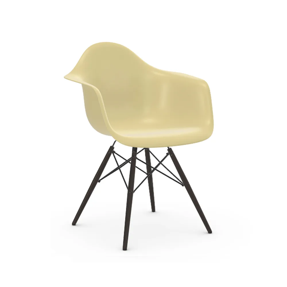 Eames Fiberglass Armchair DAW karmstol, Parchment-svartbetsade lönnben Vitra