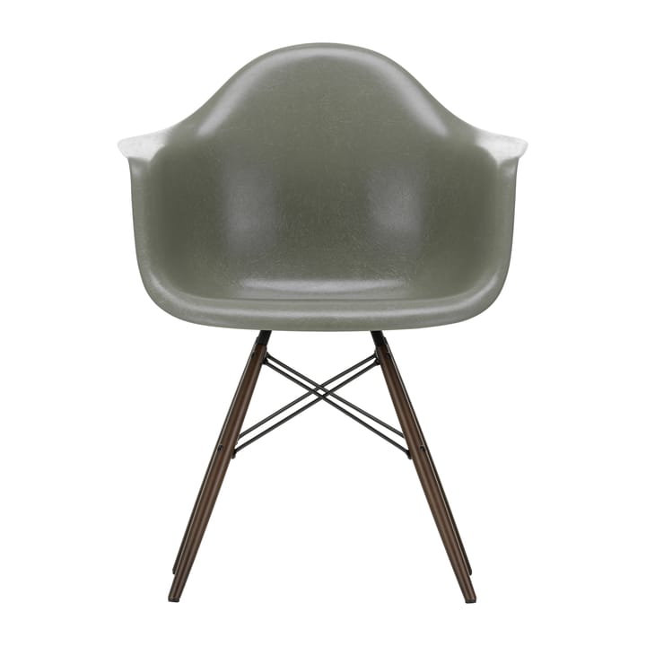 Eames Fiberglass Armchair DAW karmstol - raw umber, brunbetsade lönnben - Vitra