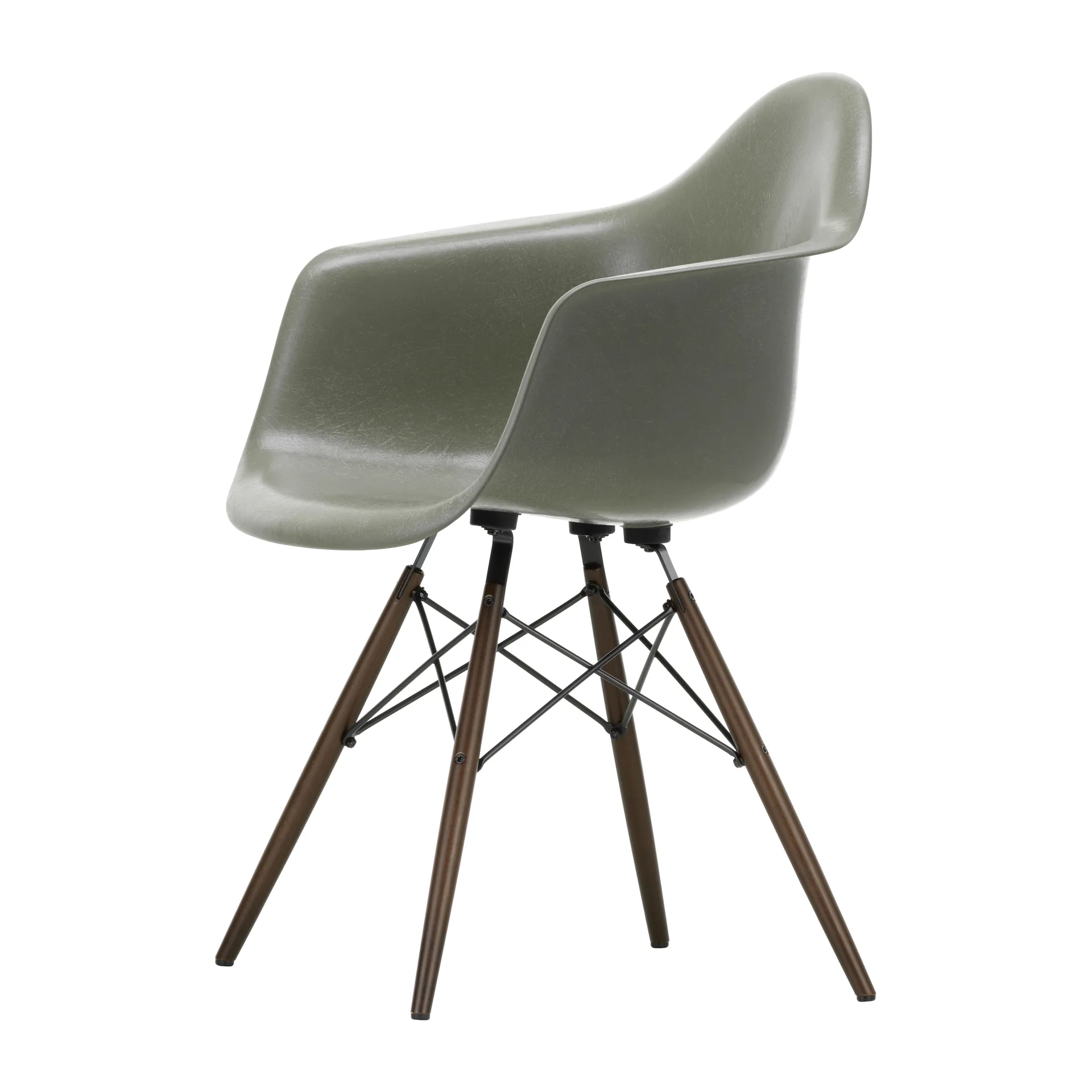Eames Fiberglass Armchair DAW karmstol, raw umber, brunbetsade lönnben Vitra