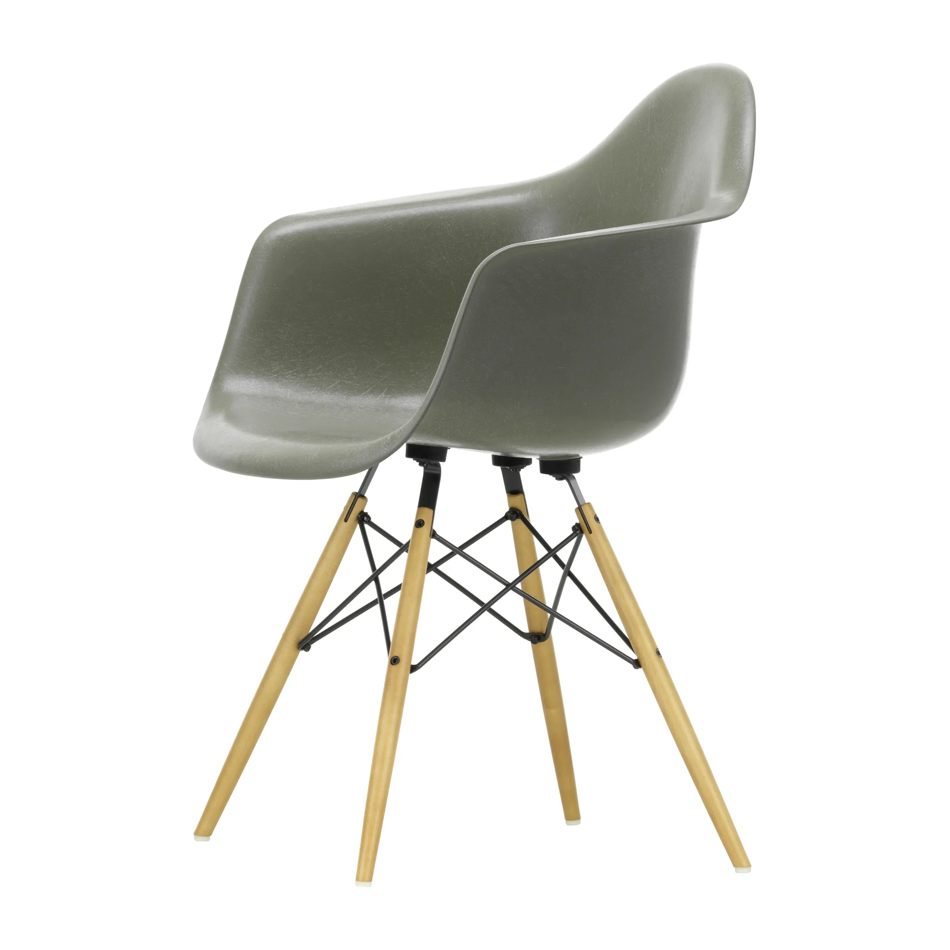 Eames Fiberglass Armchair DAW karmstol, raw umber, lönnben Vitra