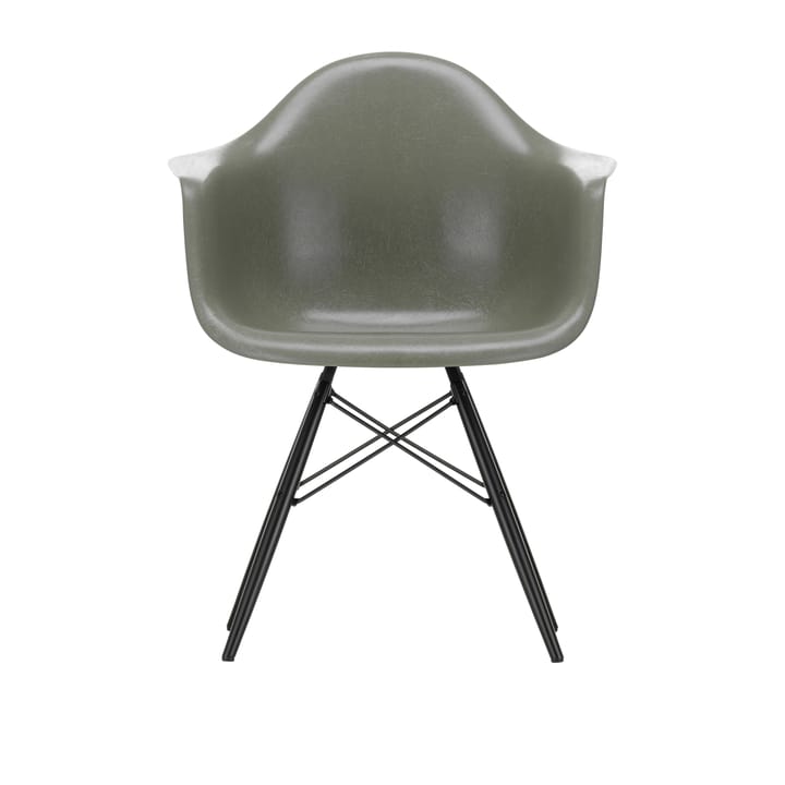 Eames Fiberglass Armchair DAW karmstol - Raw umber-svartbetsade lönnben - Vitra