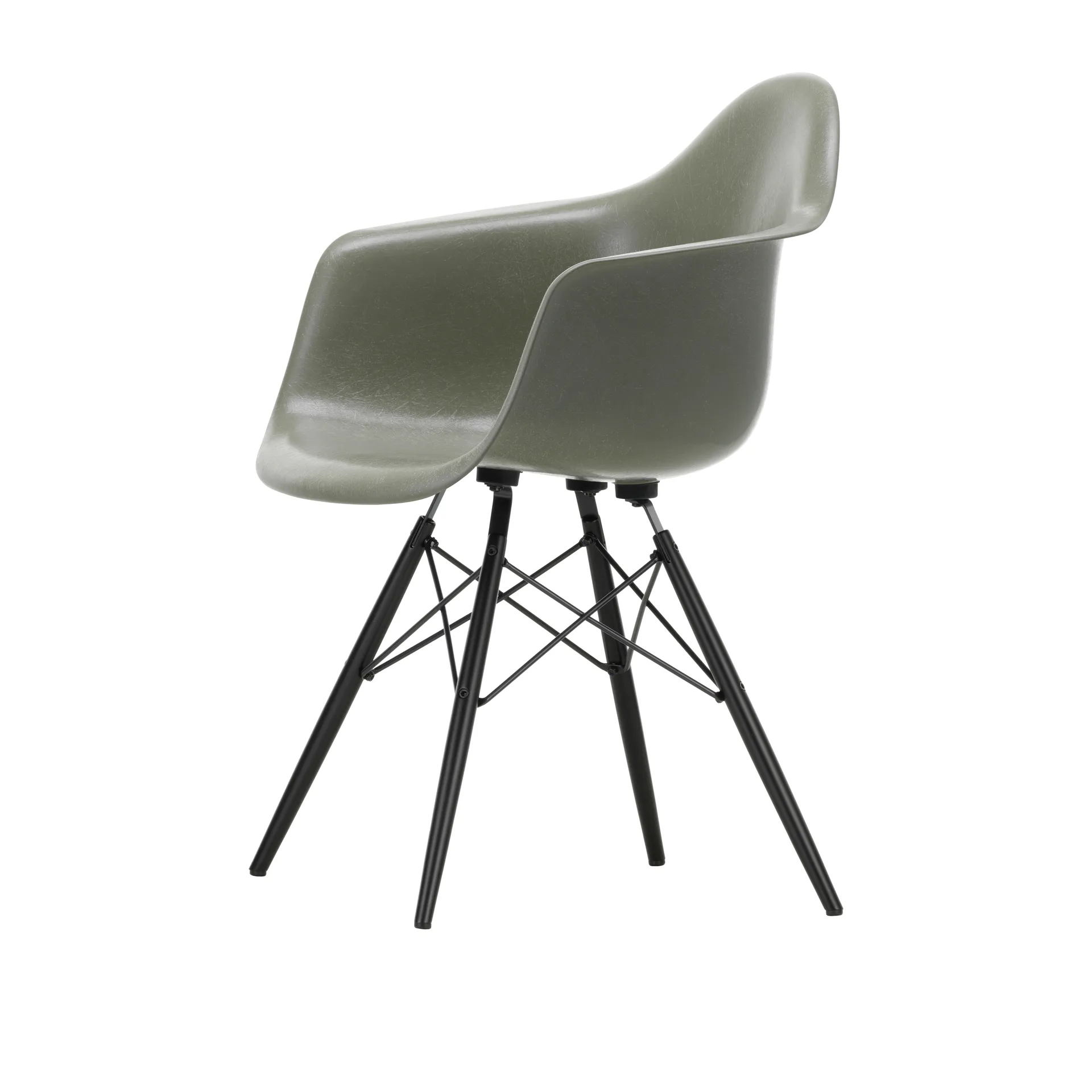 Eames Fiberglass Armchair DAW karmstol, Raw umber-svartbetsade lönnben Vitra