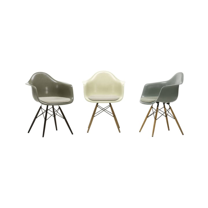 Eames Fiberglass Armchair DAW karmstol, Raw umber-svartbetsade lönnben Vitra
