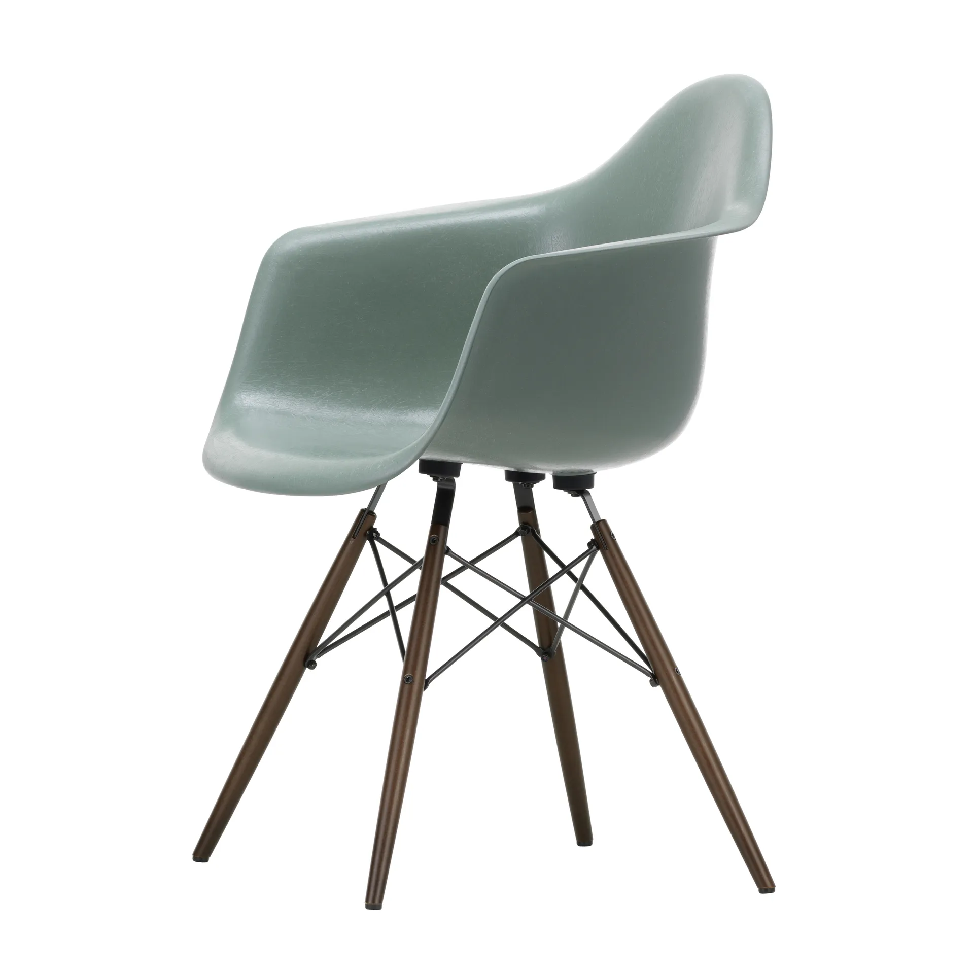 Eames Fiberglass Armchair DAW karmstol, Sea foam green-dark maple Vitra