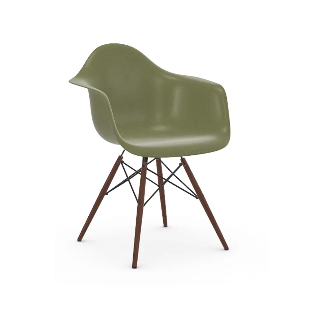 Eames Fiberglass Armchair DAW karmstol, Sea foam green-dark maple Vitra